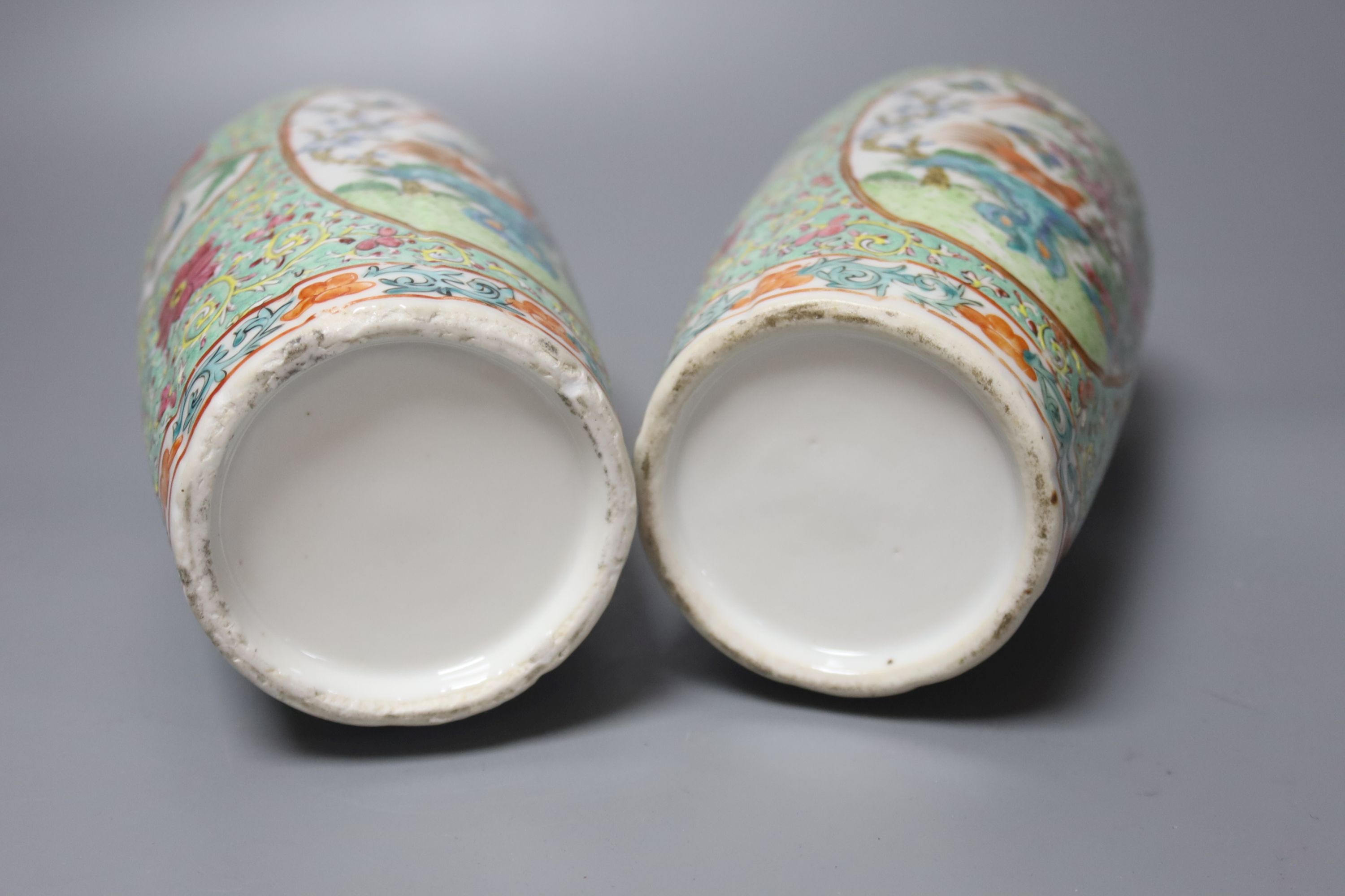 A pair of early 20th century Cantonese export famille rose vases, height 31cm, with a similar box and cover, 4cm diam